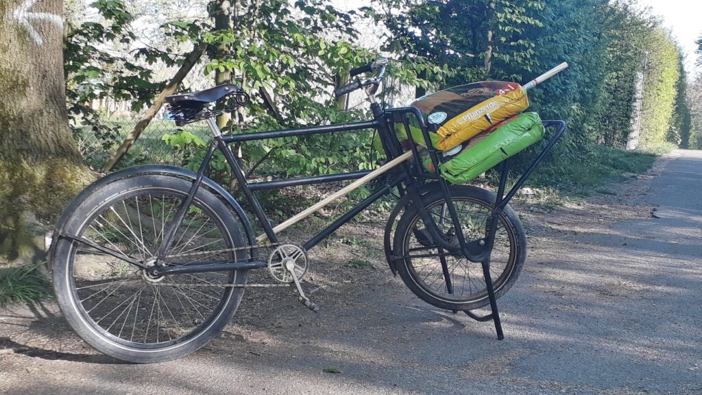 Bäckerrad mit Blumenerde